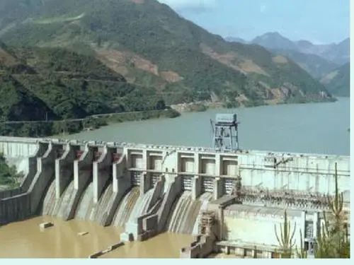 圖為西安電力機械制造公司為劉家峽水電站提供的330千伏輸變電成套裝備。.jpg