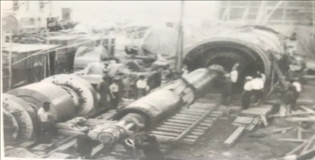 圖為1959年，我國第一臺沖擊發電機運抵工地。.jpg